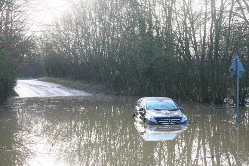 8 Essential Items To Have In Emergency Car Kit