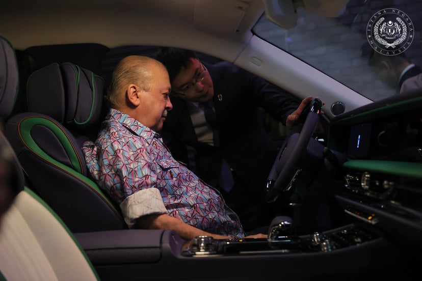 Yang di-Pertuan Agong Sultan Ibrahim becomes proud owner of the luxurious Hongqi L5 sedan, photo 2