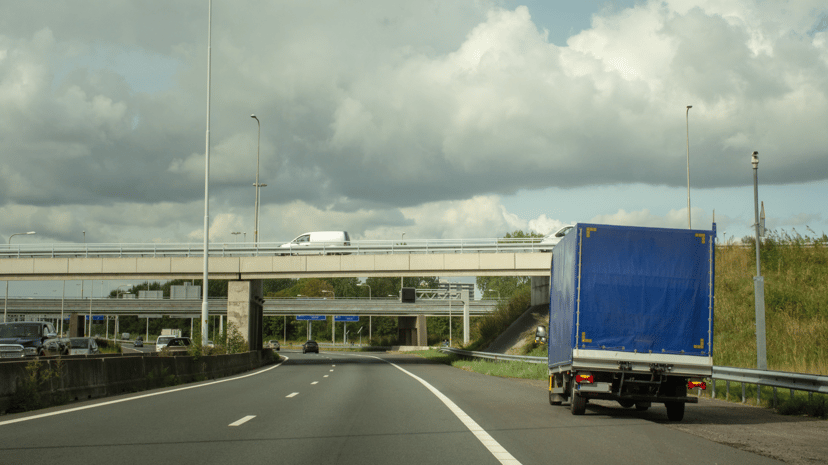 Seorang pemandu menggunakan lorong kecemasan di lebuh raya Malaysia semasa kereta rosak, dengan logo Aplikasi Motorist jelas kelihatan untuk bantuan di jalan raya.