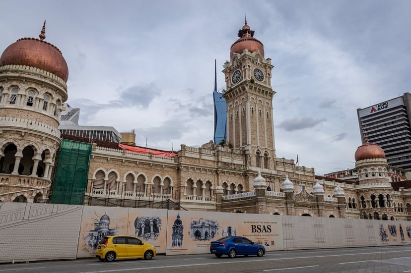 Penutupan Jalan Raja di Kuala Lumpur menunjukkan Bangunan Sultan Abdul Samad dengan pengaliran lalu lintas untuk projek penambahbaikan bandar Jun 2025